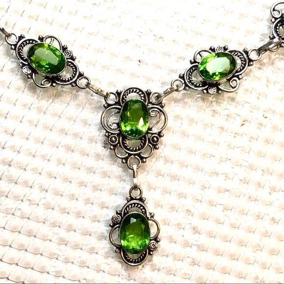 Peridot green crystal Victorian style necklace - Picture 3 of 7